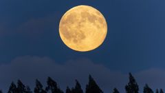 La luna llena de octubre asomando en Baio