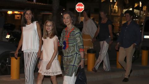 Las reinas Letizia y Sofa en Mallorca junto a la Infanta Sofa 