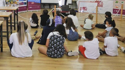 Actividade infantil nun colexio de Nar�n
