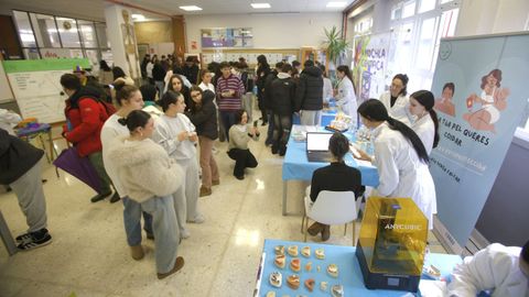 Las alumnas de Farmacia y Parafarmacia evaluaban par�metros como la hidrataci�n, la elasticidad y la cantidad de grasa de la piel gracias a un dermoanalizador.