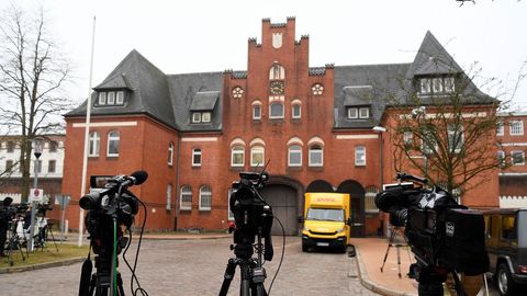 Medios fuera de la c�rcel alemana donde pas� la noche Puigdemont