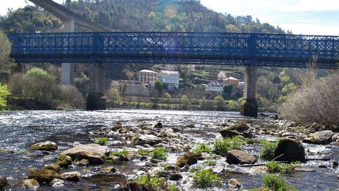 El puente ferroviario sobre el Mi�o, pr�ximo al embalse de Os Peares