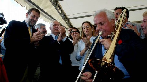 Baltar Pumar tocando el trombn y aplaudido por Manuel Fraga, Mariano Rajoy y Ana Pastor