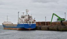 Mercante Blue Tune preparado para cargar madera en Brens.