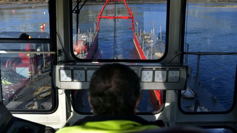 burgo.Un operario con la máquina que impulsa la arena desde la entrada del estuario a su nacimiento