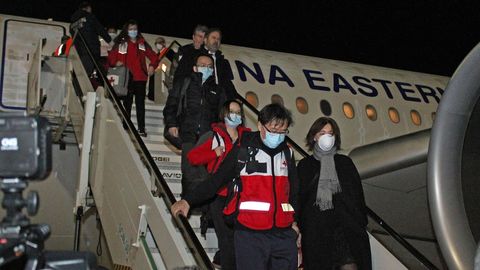 Personal mdico chino desembarcando en el aeropuerto de Fiumicino