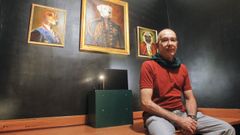 Francis de Blas, ante tres de sus retratos caninos