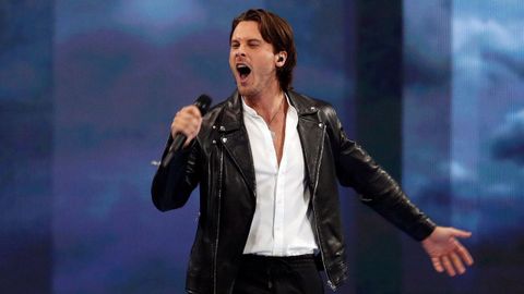 Victor Crone canta Storm en la primera semifinal de Eurovisin