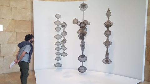 Un conjunto de esculturas de alambre tejido que explora las formas dentro de formas.