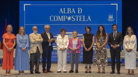 Foto de familia dos homenaxeados, a ambos lados da alcaldesa, con Goretti Sanmart�n e os representantes dos grupos municipais.