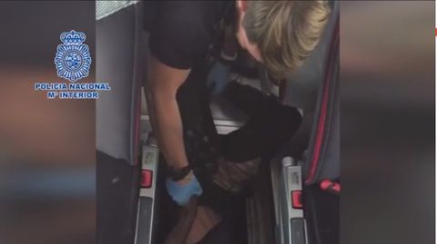 Rescatan a un inmigrante de 15 a�os en los bajos de un autob�s en Tarifa