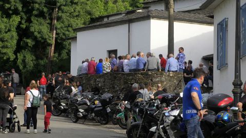 Motos junto a la iglesia de O Hospital en el funeral por el guardia civil muerto en un accidente de trfico en Quiroga