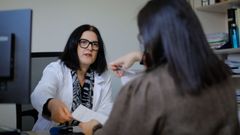 Luz Campello, jefa del servicio de Trabajo Social del Chuac, en una de las oficinas del equipo donde se tramitan hasta el 80 % de los documentos de instrucciones previas de los pacientes