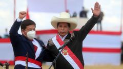 El nuevo presidente de Per�, Pedro Castillo, y el primer ministro, Guido Bellido, ayer durante la ceremonia de investidura