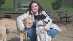 Bego�a Lacarte con dos perros en el canil de Acea de Olga, en la zona sur de Lugo