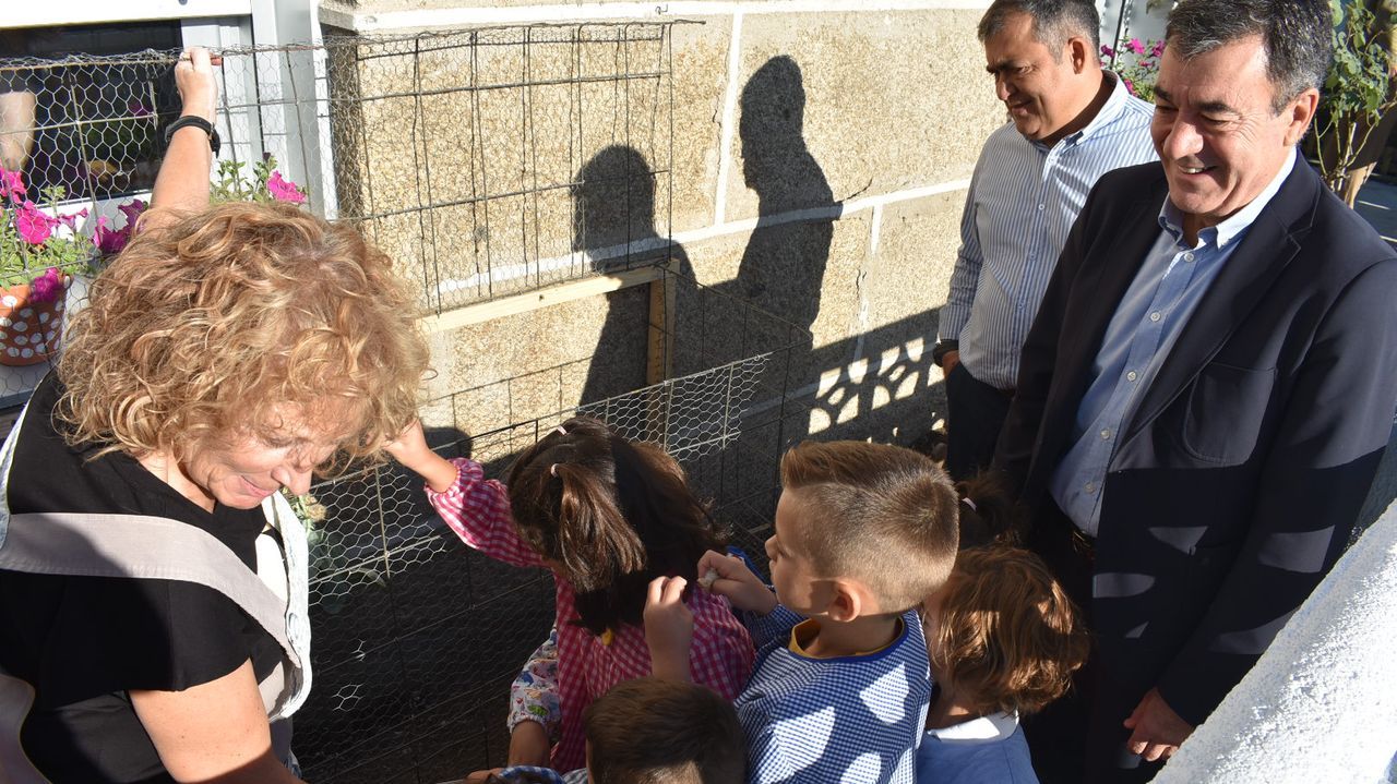 Los alumnos de la escuela de Vilaza, en Monterrei, reestrenan la instalación tras una reforma integral