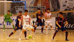Pirata, autor de un gol, aguanta el bal�n ante Mario en una acci�n del encuentro