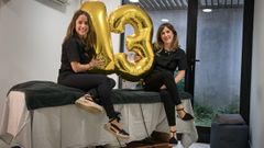 Patricia y Eva, en una de las cabinas de Eva de Rey