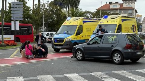 El vehículo implicado en el siniestro y una de las heridas tendida en el suelo