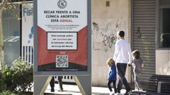 Imagen de una polémica campaña antiabortista en el 2022 ante una clínica en Pontevedra