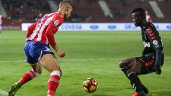 Longo conduce un bal�n frente al N�stic