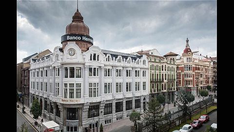 Oficina principal del Banco Herrero en Oviedo. Los atracadores accedieron por la puerta de la calle Fruela, a la izquierda