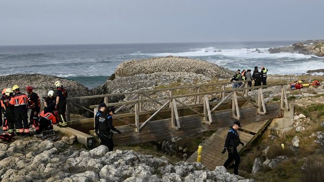 Los servicios de Emergencias en la playa de El Bocal, donde ocurri� la tragedia en la que perdieron la vida seis j�venes estudiantes