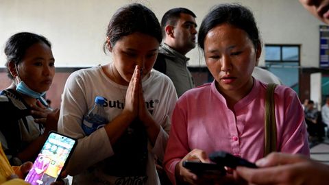 Familiares esperando noticias de desaparecidos