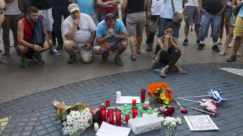 Muchas personas han empezado a depositar mensajes y velas en el mosaico en las Ramblas de Barcelona despus del atentado ocurrido ayer