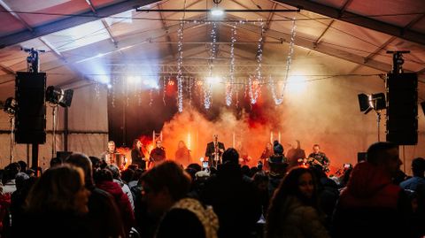 El concierto de Xabier Daz reuni a cientos de personas en el recinto del mercado Petiscos de Nadal, de Taboada