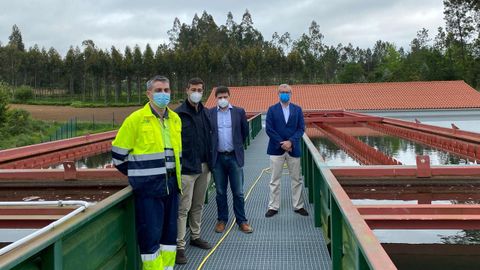 Rogeiro Koenh en una de las instalaciones de Carballo, con un operario de Gestagua, el jefe de servicio, Benigno Lpez, y Gonzalo Murillo