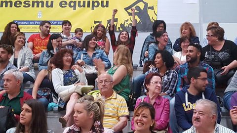 Una grada celebra una asignaci�n de una vivienda sorteada en Mieres.Una grada celebra una asignaci�n de una vivienda sorteada en Mieres 