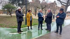 Jos� Tom� (en el centro) revis� las obras con responsables de la empresa que las llev� a cabo