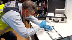 El malet�n de la izquierda es por si hay incendio. Contiene todo tipo de herramientas para reconocer el origen concreto de las llamas, incluso el tipo de material utilizado, si es que se utiliz�, a modo de acelerante del fuego o la temperatura  media alcanzada. Los conocimientos para su manejo son de polic�a cient�fica . Ya el malet�n de la derecha es para muertes violentas. Supone el abc del polic�a cient�fica, con pinceles y productos para distinguir las huellas, u otros restos humanos, en escenas del crimen con medidores de distancia otras herramientas, m�s secretas. Las conclusiones de cient�fica son de gran ayuda para los compa�eros de UDEV