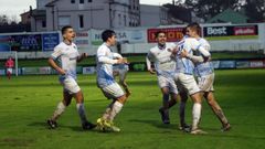 Los boiristas celebran uno de los tantos conseguidos en el partido contra el Arousa.