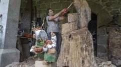 Aldea de Seira, Rois. Taller del escultor Camilo Seira ,artista local en cuyas manos han puesto los carballos enfermos taladosen la carballeira de Santa Minia (Brin) para hacer con ellos unaescultura.