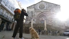 Un peregrino, fotografiando la iglesia de Santiago de la Ciudad Vieja de A Corua, uno de los puntos de visita obligada del Camino Ingls. 