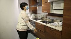 La propietaria de la vivienda tur�stica destrozada en la calle Camp�s de San Xo�n repasa los da�os ocasionados al apartamento