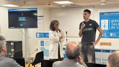 Marcos Ares, director del cortometaje Cruel, presentado en el CHUO por el Da Mundial de la prevencin del suicidio, junto con la directora del rea de Psiquiatra, Mara Tajes.