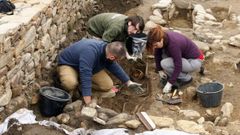 Exhumaci�n de la tumba medieval de Atilano en el castro de Cereixa, en diciembre del 2017