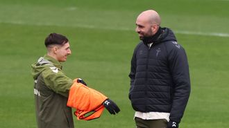 Claudio Gir�ldez, con Bryan Zaragoza, en el entrenamiento de este viernes.