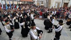 A Escola de Gaitas de Ortigueira, este xoves, en pleno desfile.