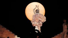 Por el confesionario de Rosal�a, una secci�n fija en su Lux Tour, han pasado Yolanda Ramos, Cara Delavinge o Bad Gyal. Todos se suben al escenario para contar un secreto que acaba haci�ndose viral en redes.
