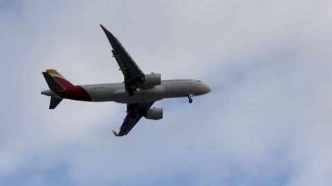Imagen de un avi�n acerc�ndose al aeropuerto de Alvedro