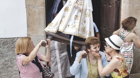 Procesin de la virgen de la capilla de Las Veigas, en el valle del ro El Pumar