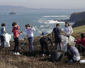 Alumnos del Mara Casares retiran de Dexo una especie invasora. 