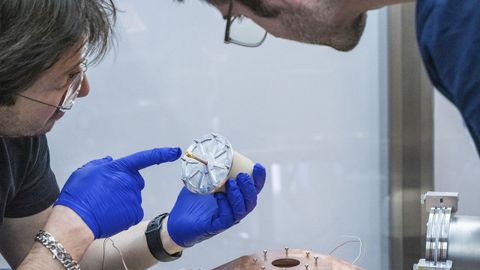 Investigadores de las universidades de Oviedo y Vigo prueban un diseo de antena para un vehculo lunar