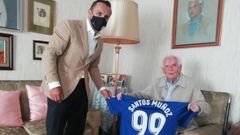 Santos Mu�oz, a la derecha, junto a Fernando Corral, consejero del Oviedo