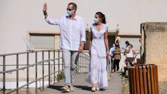 El rey Felipe VI (i) y la reina Letizia saludan durante su visita a Ibiza, este lunes. Los reyes han visitado la necrpolis fenicio-pnica de Puig des Molins as como el museo monogrfico junto al yacimiento, el primer acto que han protagonizado despus de que se desvelara que don Juan Carlos est en Emiratos rabes Unidos