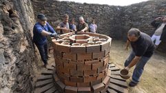Cocedura tradicional, ayer, en el horno romano del ecomuseo Forno do Forte 